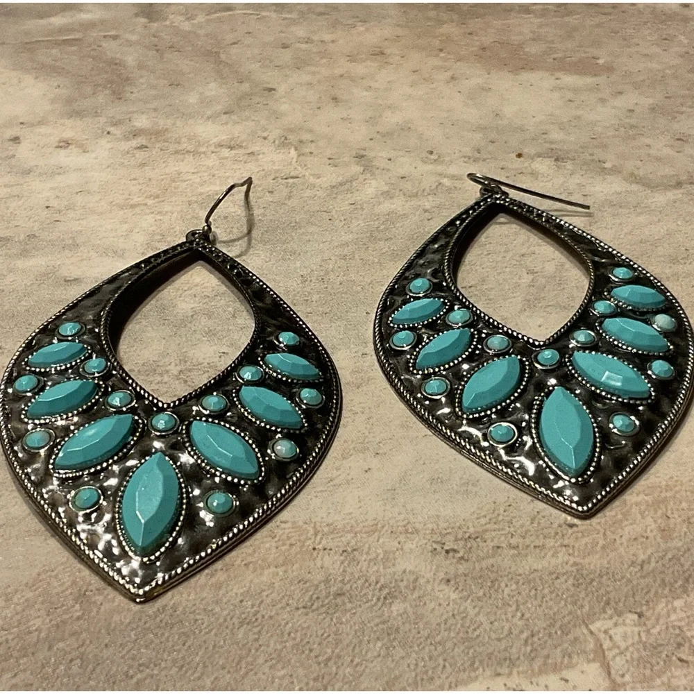 Faux Turquoise Hammered Silvertone Dangle Earrings fish hook pierced